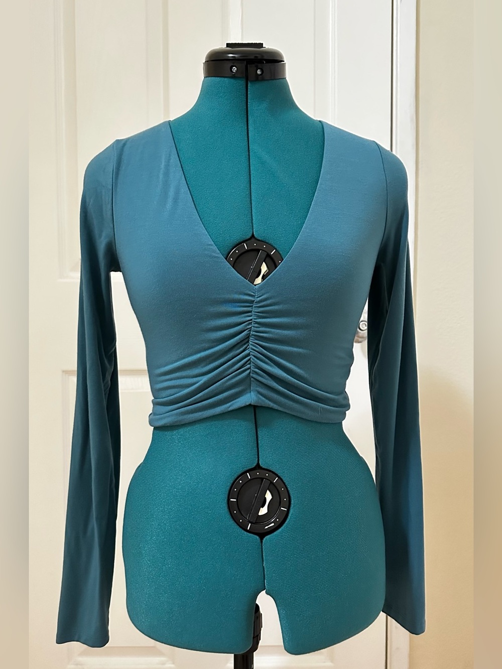 Wilfred Aritzia SzS Teal Ruched V‑Neck Long Sleeve Body-Con Crop Top Casual Chic
